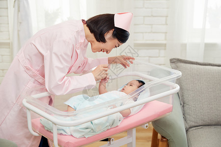推婴儿车的妈妈高档月子中心护工照顾婴儿背景