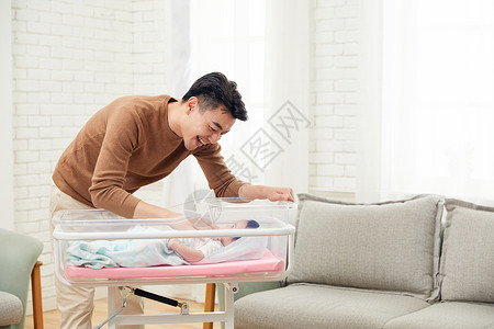 年轻爸爸和婴儿宝宝互动图片