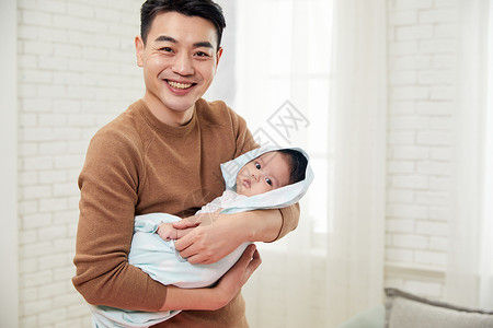 年轻爸爸和婴儿宝宝互动背景图片