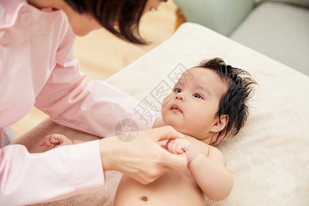 高档月子中心护工和婴儿互动背景图片
