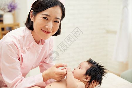 高档月子中心护工和婴儿互动背景图片