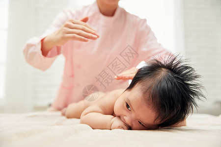 新生儿抚触护工给宝宝按摩背景