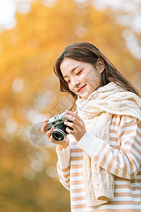 清新可爱美女拿相机拍照背景图片