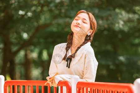 文艺清新美女手持落叶图片