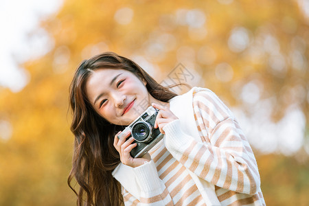 清新可爱美女拿相机拍照图片