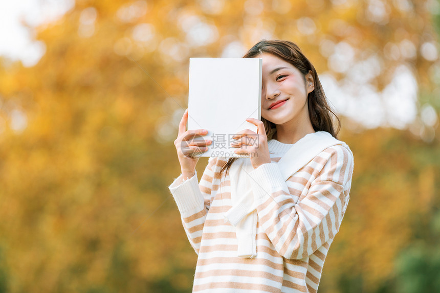 手捧书本的清新文艺秋季美女图片