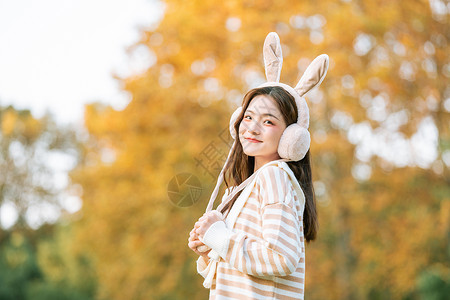 头戴兔耳朵秋季甜美女孩图片