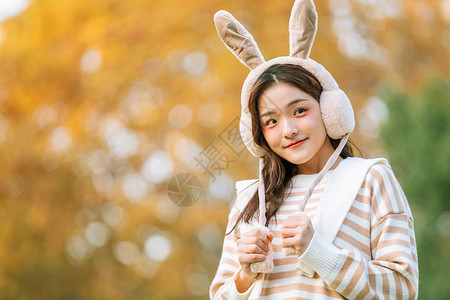 头戴兔耳朵秋季甜美女孩背景图片