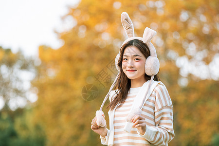 头戴兔耳朵秋季甜美女孩高清图片