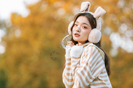 头戴兔耳朵秋季甜美女孩写真图片