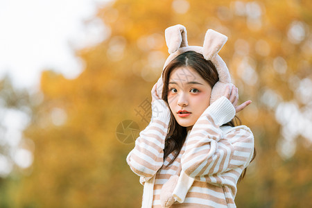头戴兔耳朵秋季甜美女孩写真高清图片