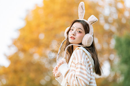 兔兔女孩头戴兔耳朵秋季甜美女孩写真背景