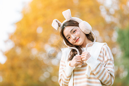头戴兔耳朵秋季甜美女孩写真背景图片