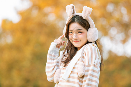 阿伏兔年轻头戴兔耳朵秋季甜美女孩写真背景