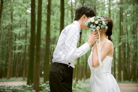 亚洲新娘年轻夫妻户外浪漫婚纱照背景