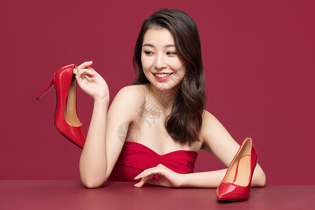 时尚性感美女展示红色高跟鞋背景图片