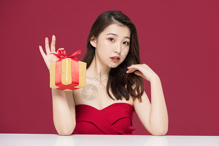韩系模特时尚美女拿圣诞礼物盒背景