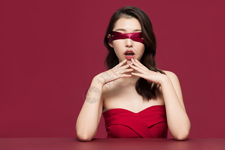 性感时尚美女红色丝带遮住双眼背景图片