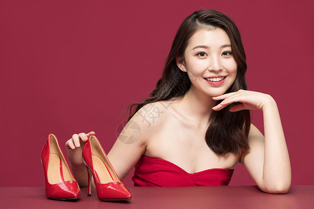 时尚性感美女展示红色高跟鞋图片
