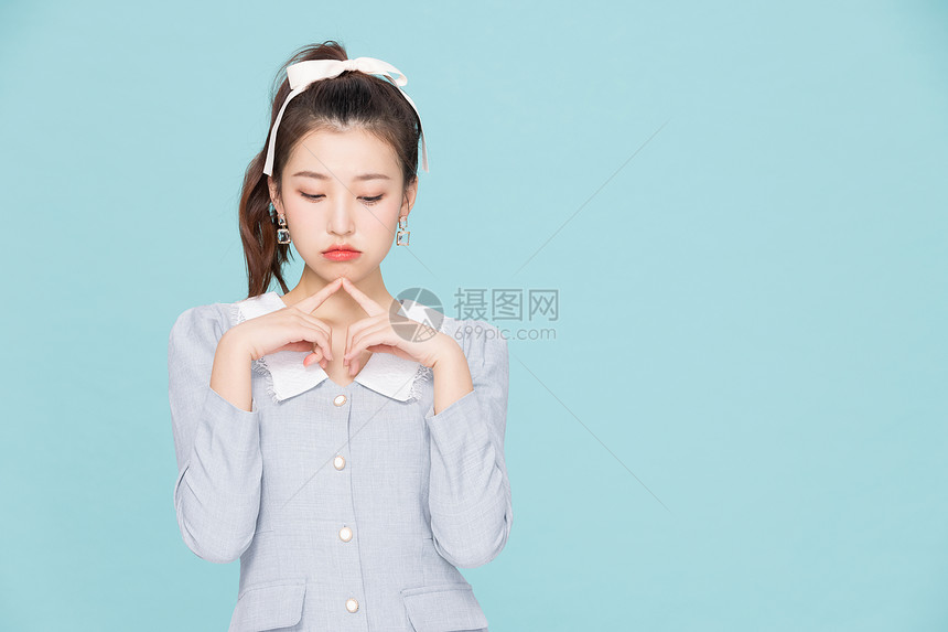 韩系可爱少女思考疑惑表情图片