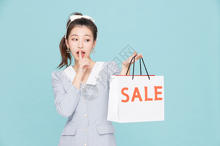 韩系可爱少女拿购物促销礼袋高清图片