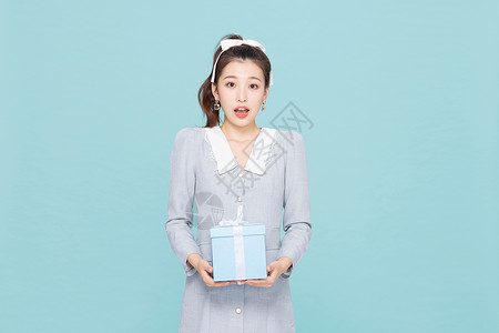 韩系装扮青春少女捧礼物盒图片