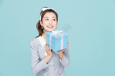 韩系装扮青春少女收礼物盒背景图片