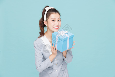 韩系装扮青春少女收礼物盒图片