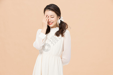 韩系装扮双马尾青春可爱少女捂眼睛背景图片