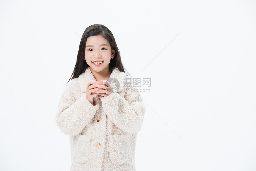 小女孩抱着杯子暖手取暖图片