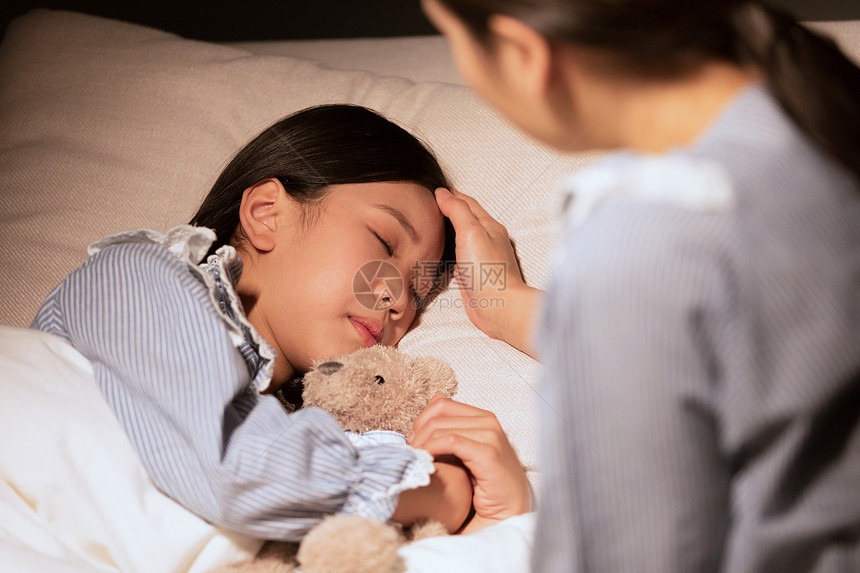 妈妈抚摸睡梦中的女儿图片