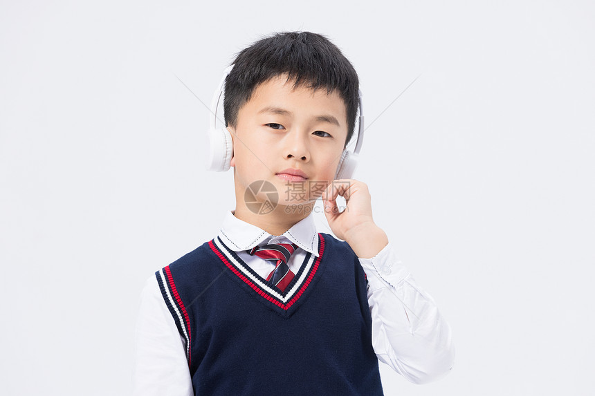 头戴耳机听音乐的小学生图片