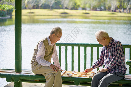 老年人公园下象棋高清图片