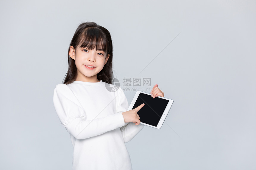 小女孩手指平板电脑图片