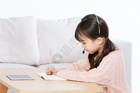 小女孩使用平板电脑学习做笔记高清图片