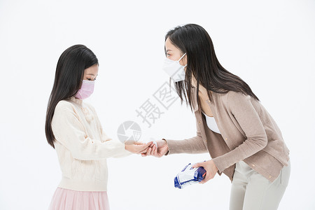 妈妈使用消毒湿巾给女儿擦手图片