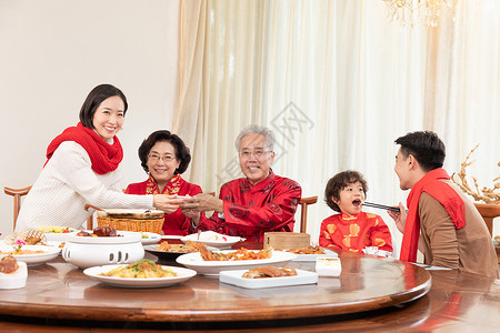 新春年夜饭团圆饭妈妈为长辈盛汤图片