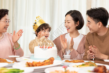 一家人欢乐地为小男孩庆祝生日图片
