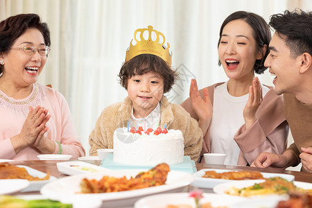 一家人欢乐地为小男孩庆祝生日图片