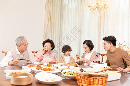 幸福一家五口团圆聚餐聊天图片