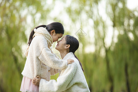 妈妈和女儿在公园碰鼻子背景图片