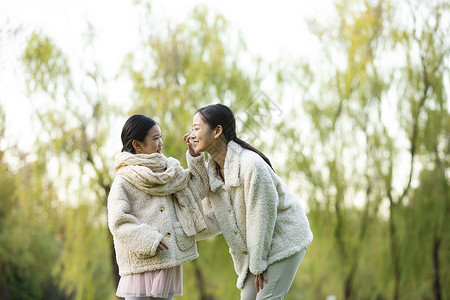 妈妈和女儿在公园散步背景图片