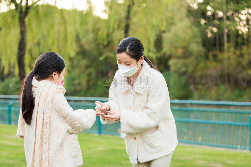 妈妈给女儿用酒精消毒手部图片