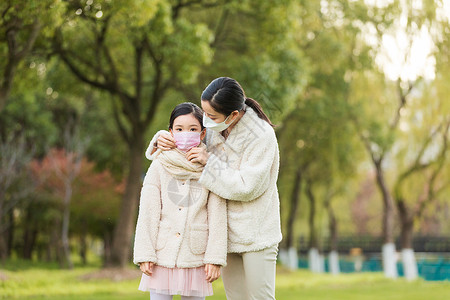 大衣冬天服饰妈妈帮女儿调整口罩背景