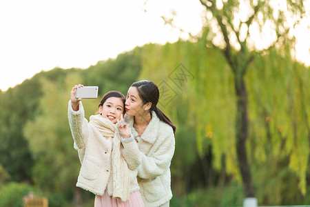 母女两人在公园自拍合照背景图片