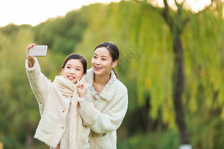 母女两人在公园自拍合照图片
