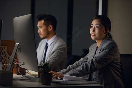 熬夜加班的白领图片