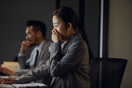 加班打呵欠的白领高清图片