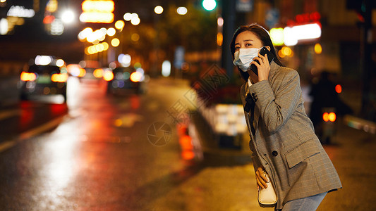 戴口罩的女人加班的戴口罩职场女性等车打电话背景