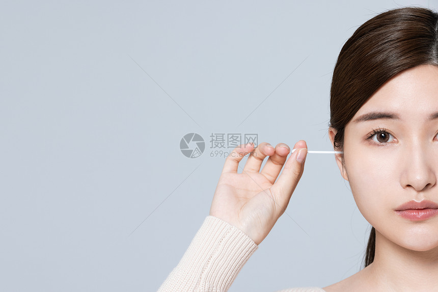 女性使用棉签掏耳朵图片